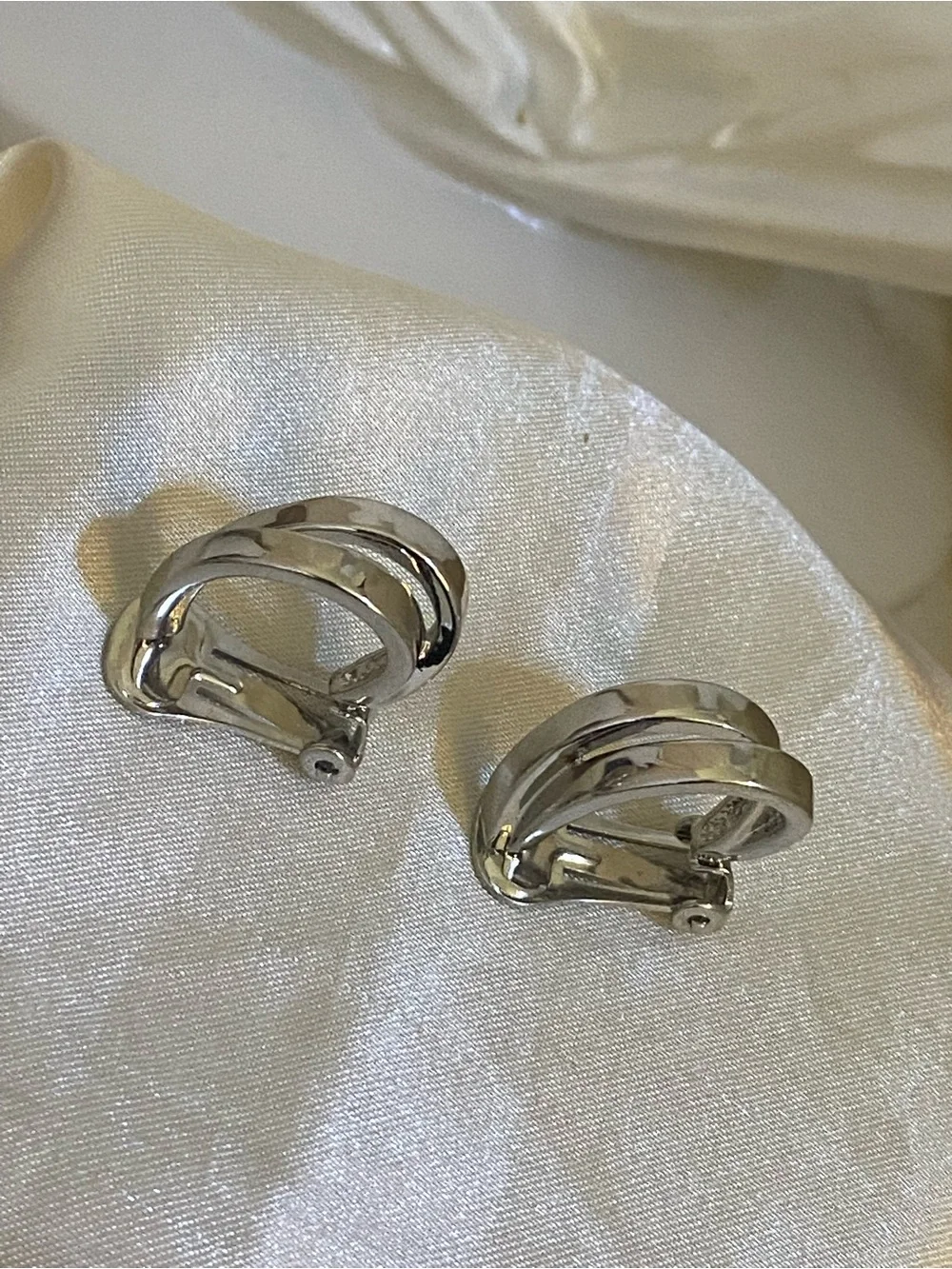 Vintage 80s Silver Tone Overlapping Curved Hoop Clip Earrings